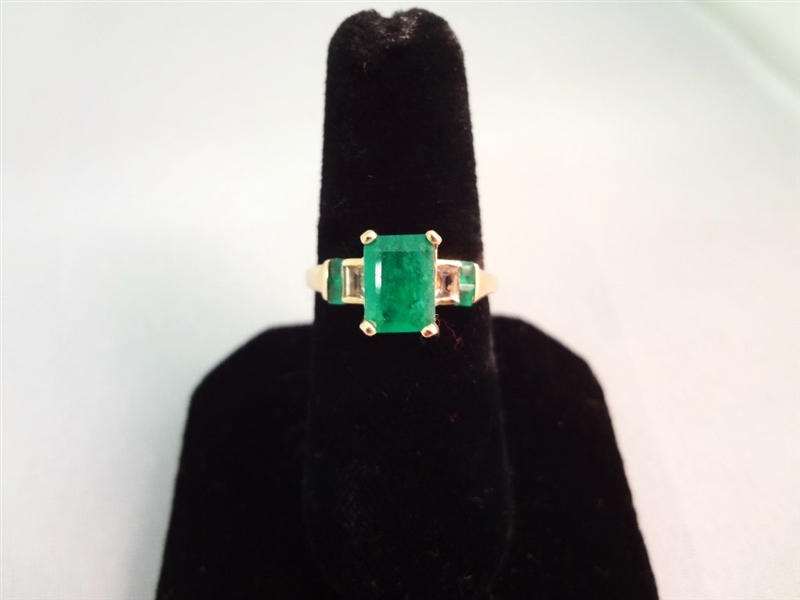 14K Gold Ring (1) Ctr Emerald 7x5mm, (4) Emeralds, (2) Diamond Baguettes Ring Size 6.75