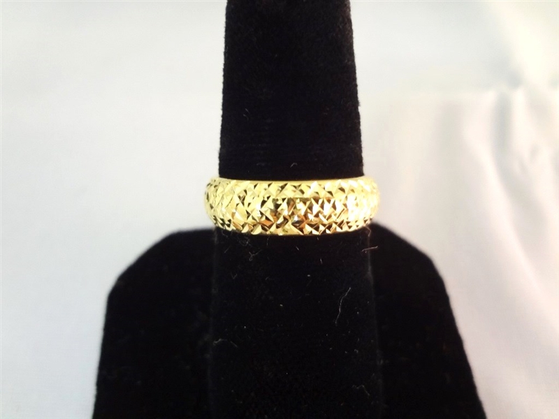 14K Gold Ring Textured Detail Size 6.75, total weight .05 troy ounces