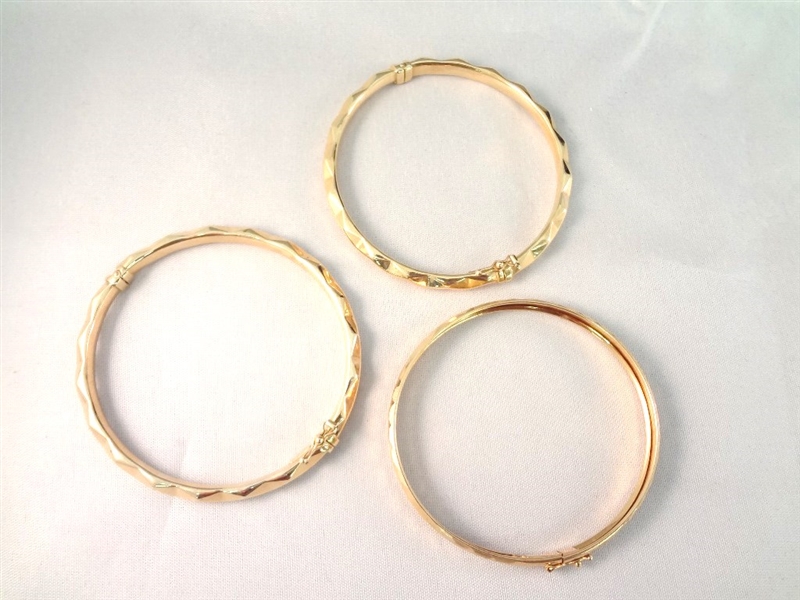 (3) 14K Solid Gold Bangle Bracelets Hinged Clasp Total Weight .54 Troy Ounces