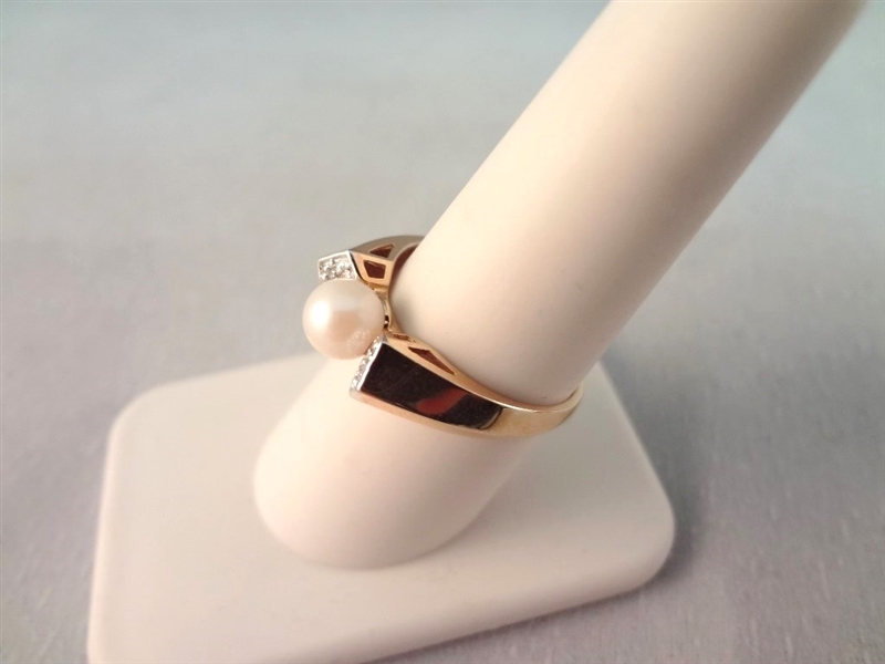 14K Gold Ring with Single White Pearl and 6 Diamond Chips Ring Size 7.75