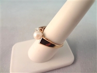 14K Gold Ring with Single White Pearl and 6 Diamond Chips Ring Size 7.75