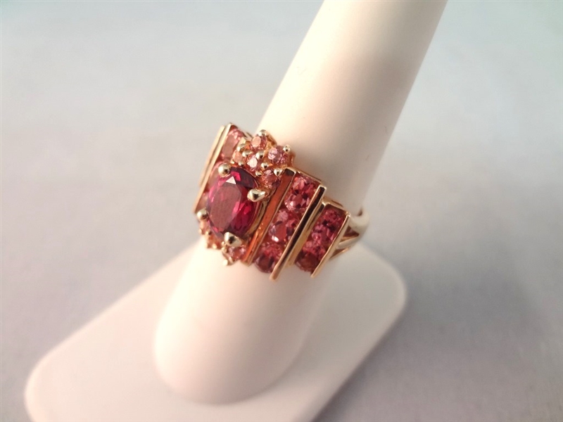 14K Gold Ring (1) Center Oval Amethyst 7x4mm, (20) Round Amethyst 1.7mm Ring Size 6.75