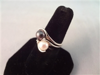 14K White Gold Ring (2) Pearls (2) Diamond Chips Ring Size 6.75