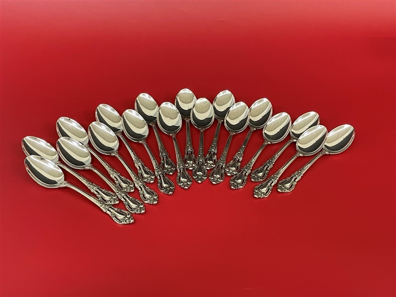 (18) Lunt "Eloquence" Sterling Silver Teaspoons