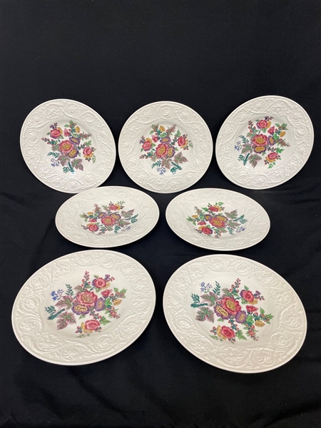 (7) Wedgwood Etruria English Luncheon Plates