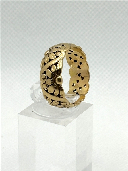 1943 14k Yellow Gold Band Floral Filigree Flowers