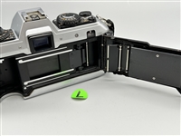 (L) Minotla & Konica 35mm SLR Cameras