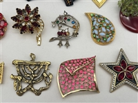 (20) Vintage Signed Jewelry Brooches; Kramer, Selini, Others
