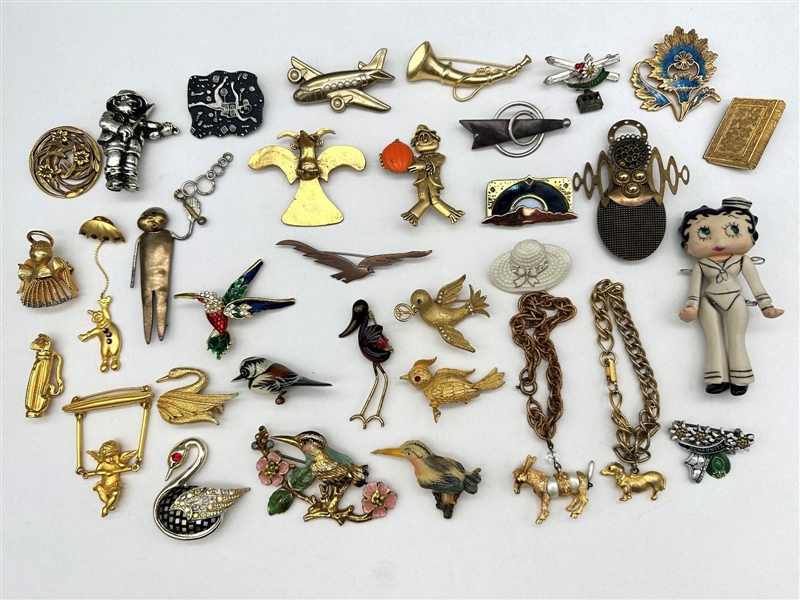 (33) Vintage Jewelry Brooches