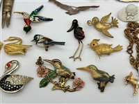 (33) Vintage Jewelry Brooches
