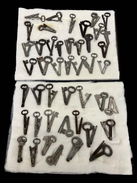 (45) Antique Skeleton Folding Keys