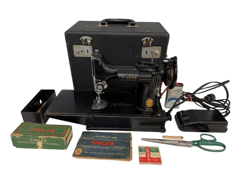 1934 Singer Featherweight Sewing Machine in Case
